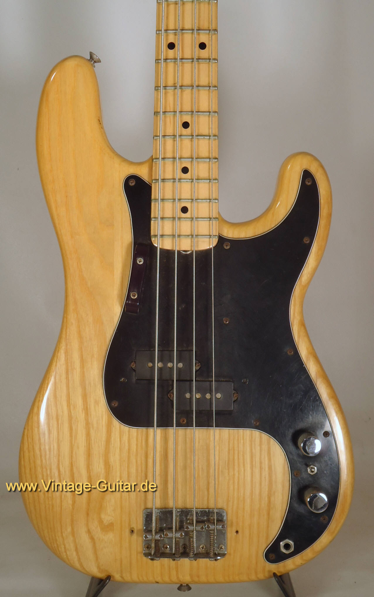 Fender Precision 1977 natural 2.jpg